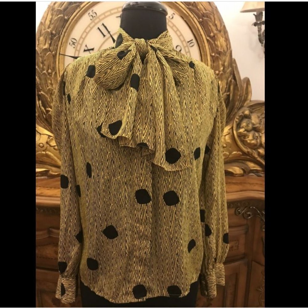 JH Collectibles Blouse.Size 4P. Bust 38" Tie at neck. Hidden button placket. B2